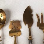 Lot de couverts à mignardises en métal argenté et douze couteaux manches en corne – Image 7