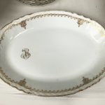 Grand service chiffré en porcelaine de Limoges à décor or. 112 pièces – Image 11
