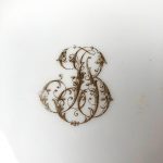 Grand service chiffré en porcelaine de Limoges à décor or. 112 pièces – Image 12