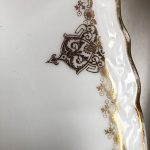 Grand service chiffré en porcelaine de Limoges à décor or. 112 pièces – Image 13