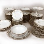 Grand service chiffré en porcelaine de Limoges à décor or. 112 pièces – Image 3