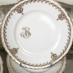 Grand service chiffré en porcelaine de Limoges à décor or. 112 pièces – Image 4