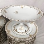 Grand service chiffré en porcelaine de Limoges à décor or. 112 pièces – Image 5