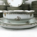 Grand service chiffré en porcelaine de Limoges à décor or. 112 pièces – Image 9