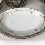 Grand service chiffré en porcelaine de Limoges à décor or. 112 pièces – Image 10