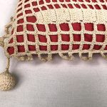 Ancien coussin tissu rose recouvert d'un ouvrage en crochet – Image 4