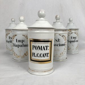 anciens-pots-pharmacie-porcelaine