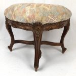 Tabouret en noyer sculpté de style Louis XV, assise carrée – Image 5
