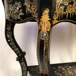 Grande console Napoléon III, bois noirci à riche décor peint et burgauté – Image 12