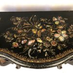 Grande console Napoléon III, bois noirci à riche décor peint et burgauté – Image 5