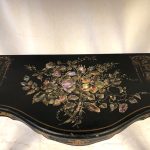 Grande console Napoléon III, bois noirci à riche décor peint et burgauté – Image 9