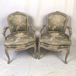 Paire de fauteuils cabriolets de style Louis XV en bois sculpté et laqué gris – Image 3