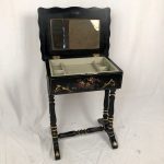 Travailleuse Napoléon III, bois laqué noir et décor peint de fleurs – Image 11