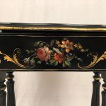 Travailleuse Napoléon III, bois laqué noir et décor peint de fleurs – Image 5
