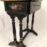 Travailleuse Napoléon III, bois laqué noir et décor peint de fleurs – Image 9