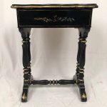 Travailleuse Napoléon III, bois laqué noir et décor peint de fleurs – Image 10