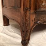 Armoire provençale de style Louis XV transformée en vitrine, XIXe – Image 11