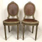 Paire de chaises de style Louis XVI en bois laqué gris, fin XIXe ou début XXe – Image 4